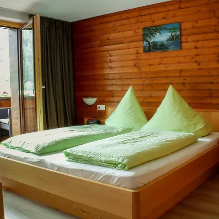 アパート Haus Ganeu ガシュルン